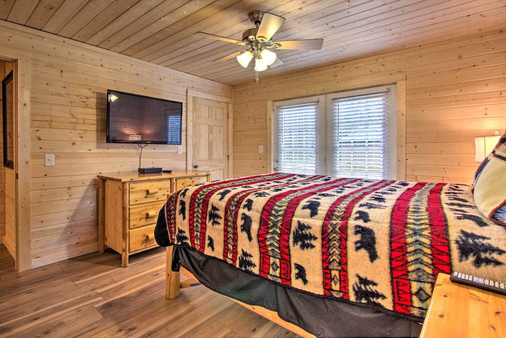 Gatlinburg Cabin: Hot Tub, Deck, Games