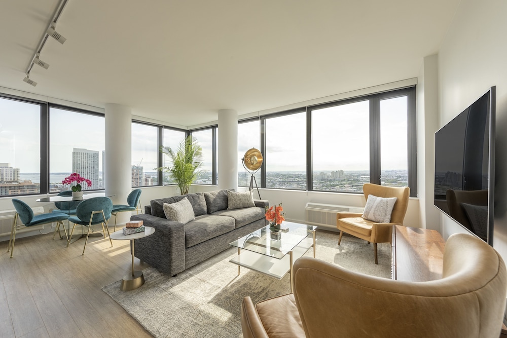 Deedee's Sky Rise Apartments - Newport 2