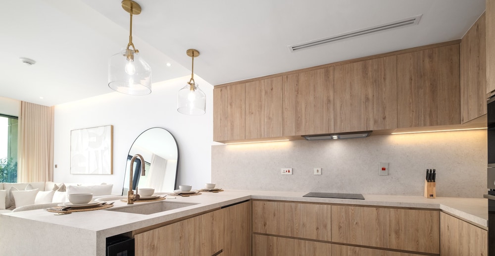 LUX The Modern Golf Skyline Suite