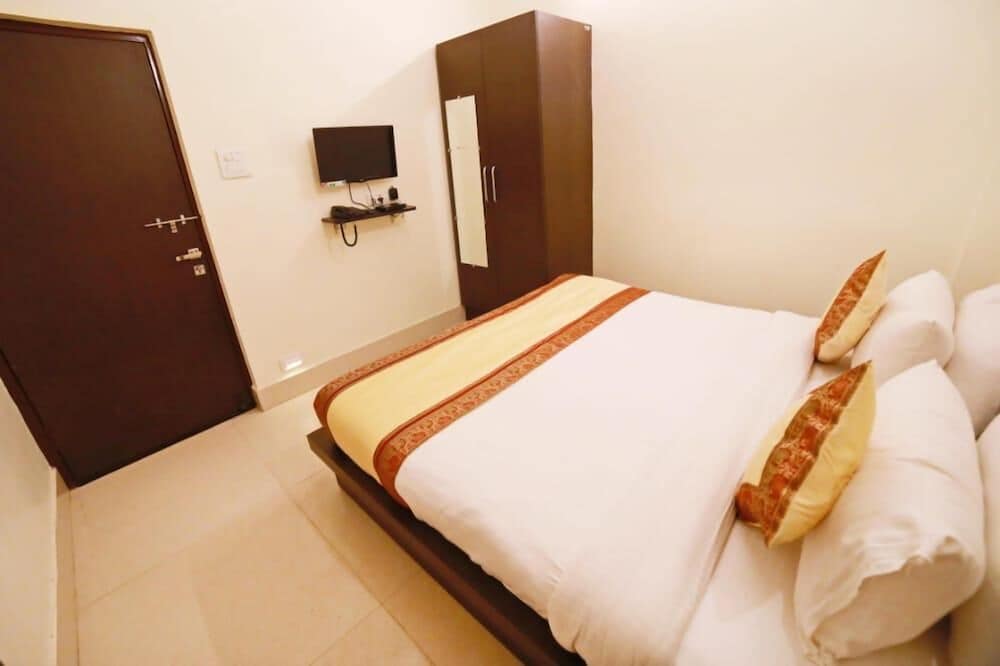 Sada Shiv Guest House near Ganga river