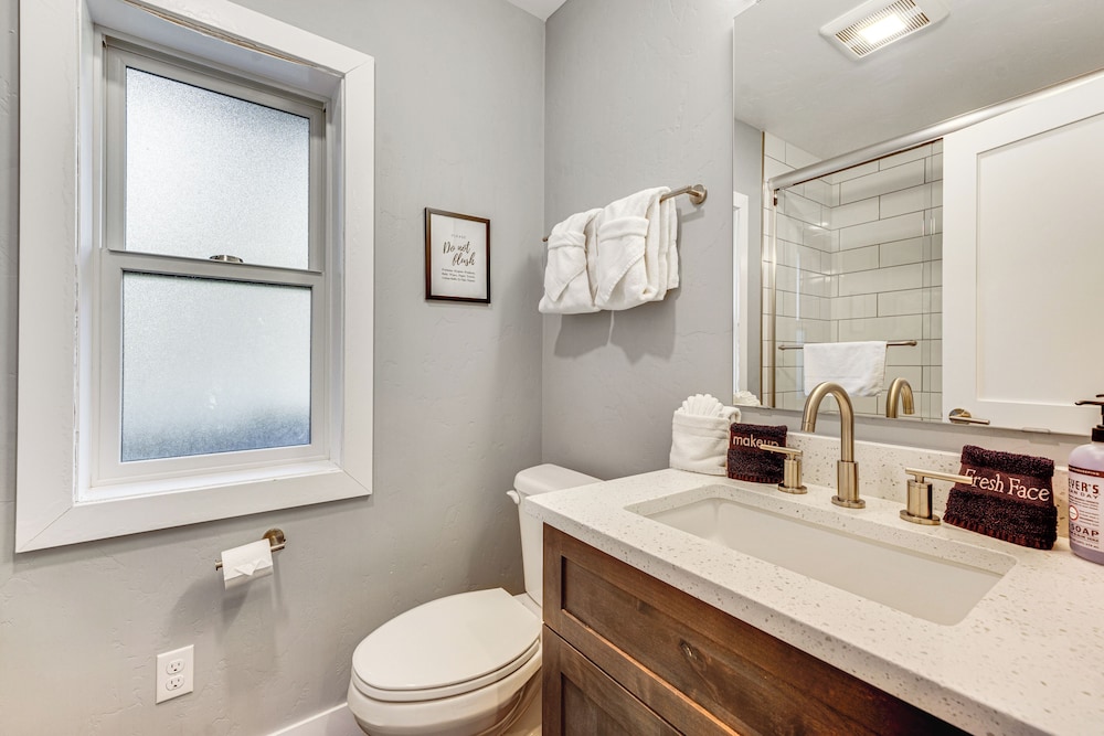 Ski-in/ski-out Gemini Lift Access! Home w/ Hot Tub