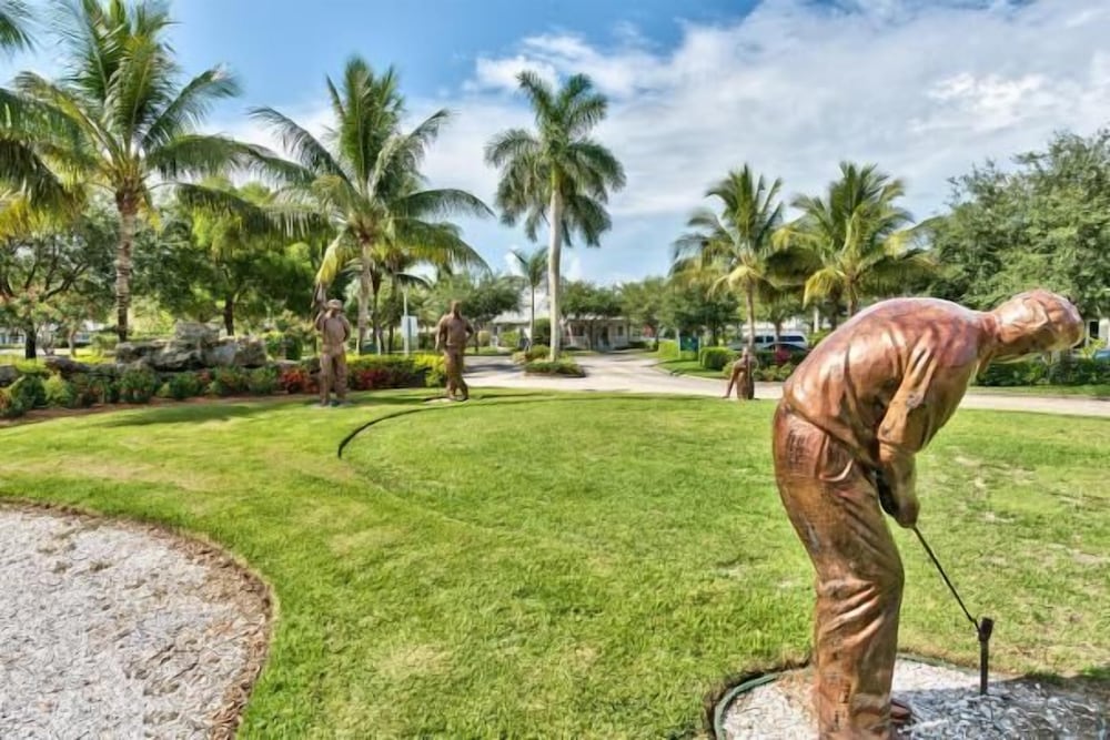 Solterra Vacation Rental: Luxury 3-BR Condo with Lake & Golf Views. Access to Luxury Pool, Hot Tub, and Golf Courses at Lely Resort. Close to Naples Beache