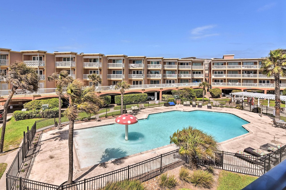 Balcony & Gulf Views: Galveston Condo Near Beach