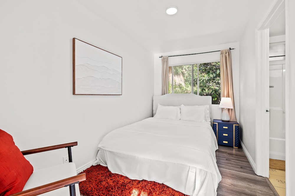 Modern Hotel-style Suite in Monterey Park Near LA