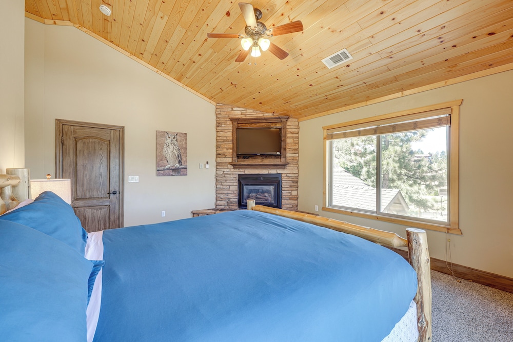 Walkable Big Bear Lake Home w/ Private Hot Tub!