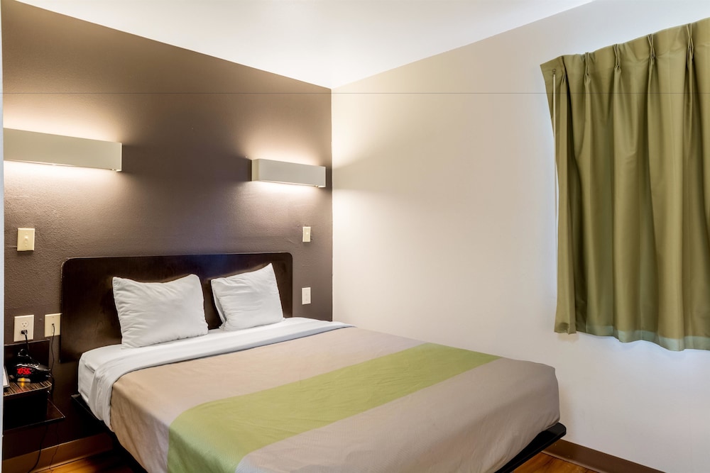 San Antonio Vacations - Super 8 by Wyndham Kenedy - Property Image 44