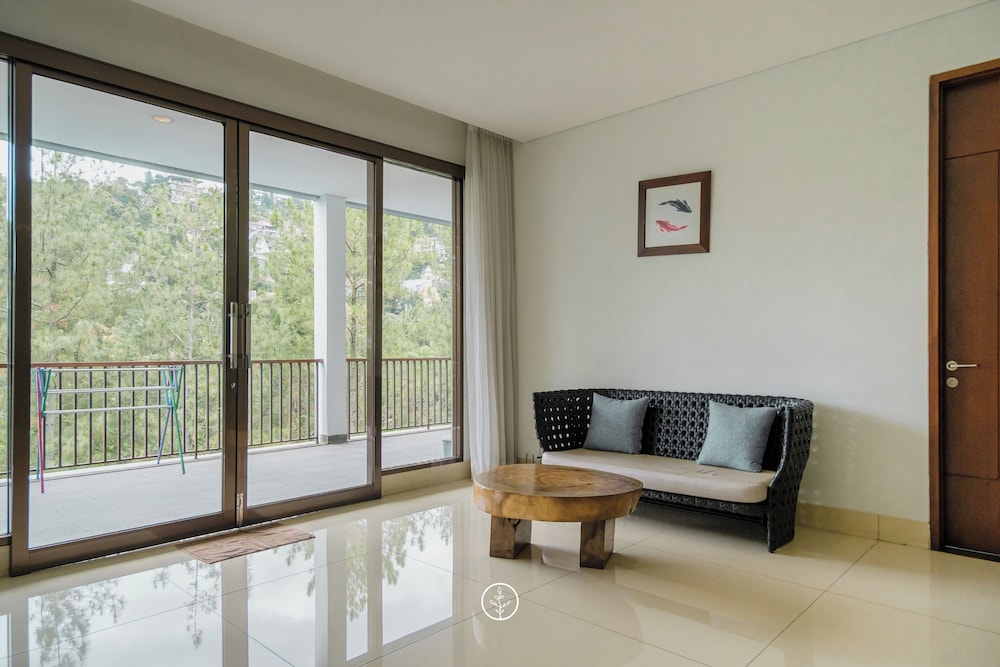 Mentari Hill View 8 BR heated pool and movie room