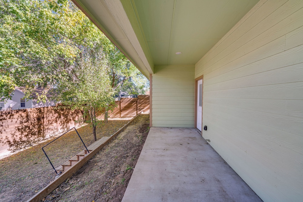 10 Mi to Dtwn Dallas: Chic Home w/ Yard!