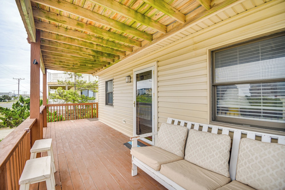Walk to Beach + Restaurants: Outer Banks Retreat
