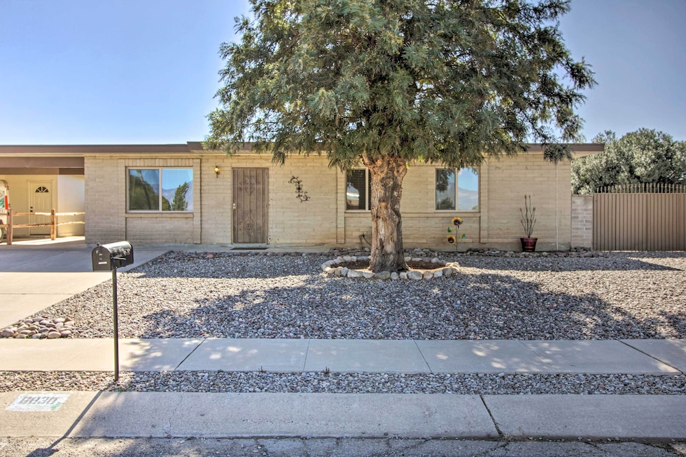 Bright & Sunny Tucson Hideaway w/ Backyard! view 5