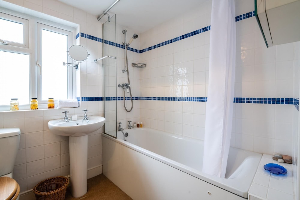 Traditional Fulham Home Close to the River Thames