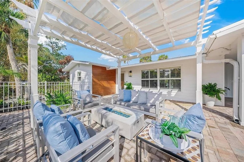 Dockside Getaway on Avenida