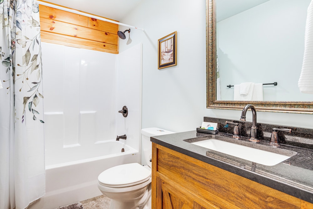 Secluded, Private! Forested Hendersonville Retreat