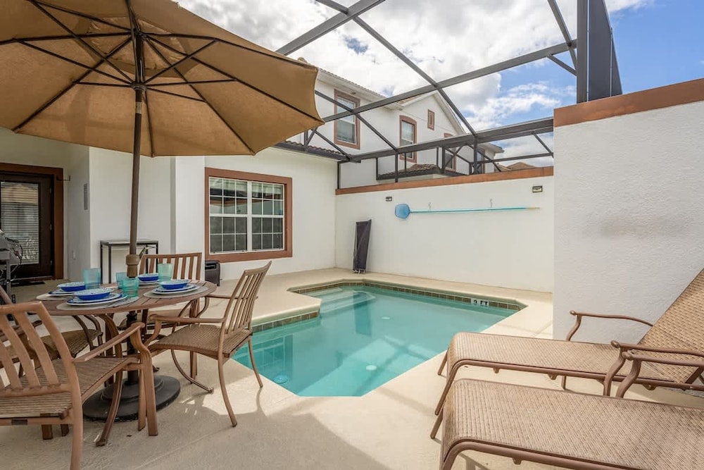 Private Pool and BBQ at Storey Lake 5BR