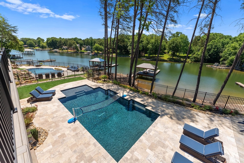 Blue Heron by Avantstay Lakefront Dock Pool Theater Sleeps 22
