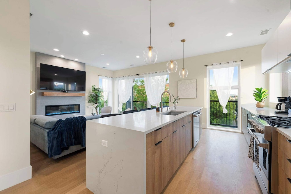 New 3bed 2bath Condo With Parking by United Center