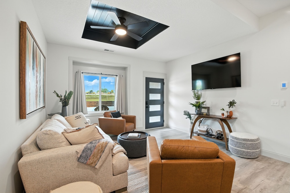 Brand New Cool Comfy Lawrence Retreat 3 Bedroom Duplex