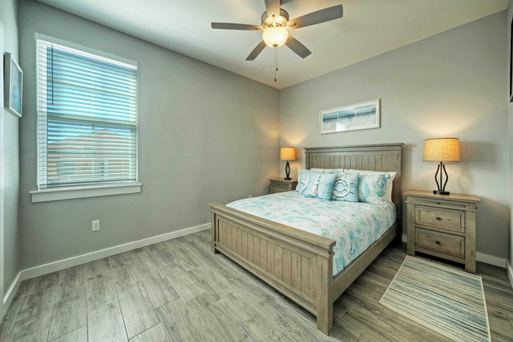 Sleeps 33! 4 Condos, Walk to the Beach, Resort-style Pool, Endless Summer Resort