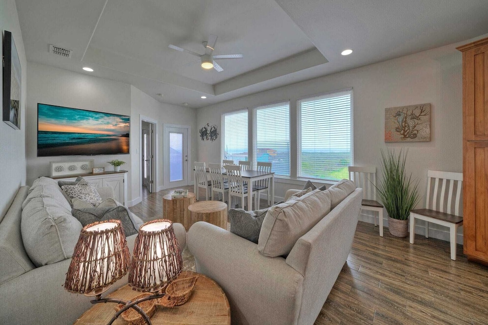 Beach Boardwalk, Pool Access & Ocean Views Coral Reef by Avantstay