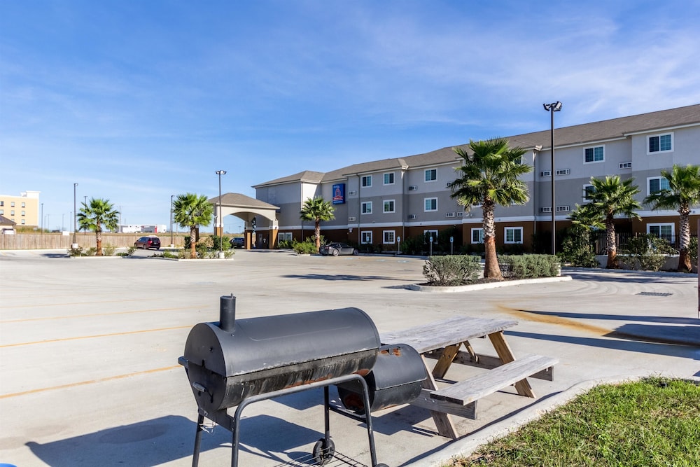 San Antonio Vacations - Super 8 by Wyndham Kenedy - Property Image 34