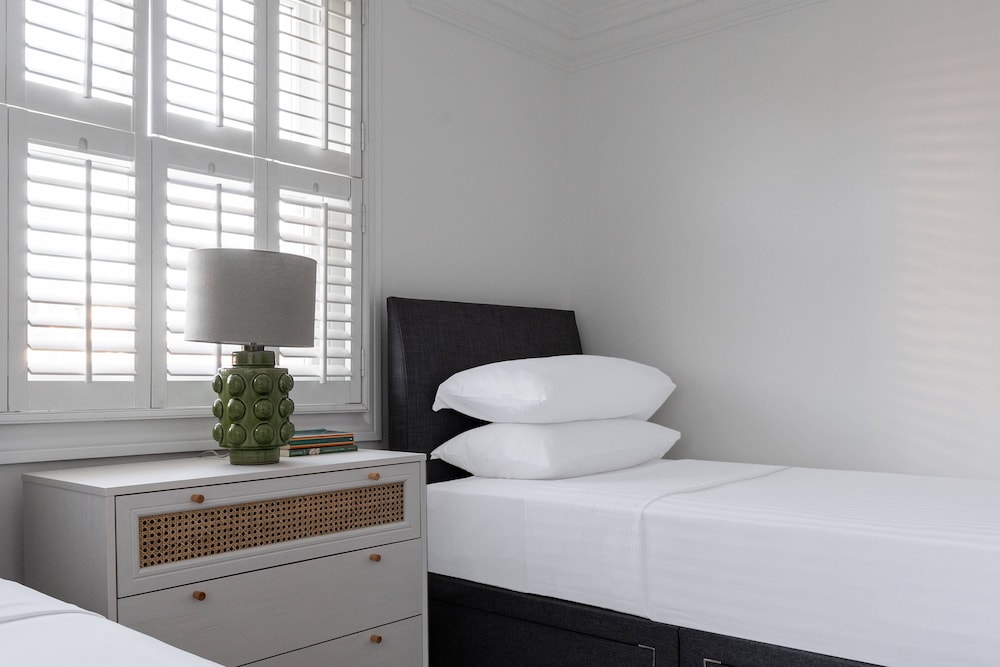 St Stephen's Gardens VII by Onefinestay