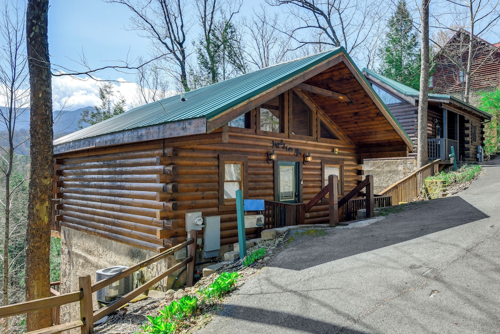 Smoky Mtn Escape w/ Hot Tub: 4 Mi to Gatlinburg!