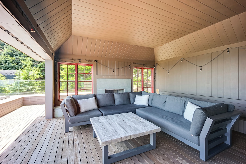 Group-friendly Newbury Stunner: Home Gym, Hot Tub!
