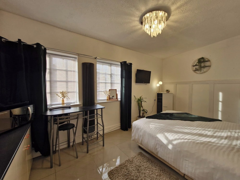 Beachside Retreat - Pets Ok - Free Parking