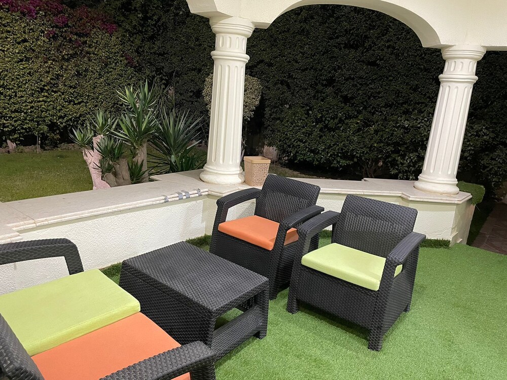 Beverly hills villa with garden