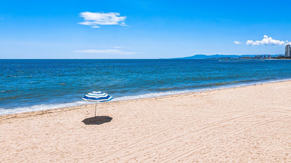 3BR with Private Pool on the Ocean