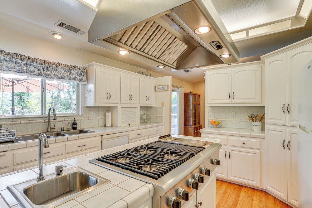 10 Mi to Redding: Serene Escape w/ Spacious Yard!