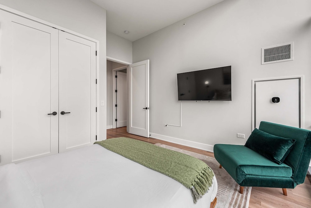 Skyline Penthouse Duo 6 Bedrooms for Large Groups