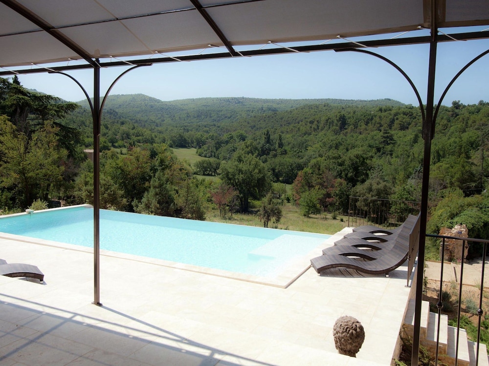 Villa in Provence With Infinity Pool