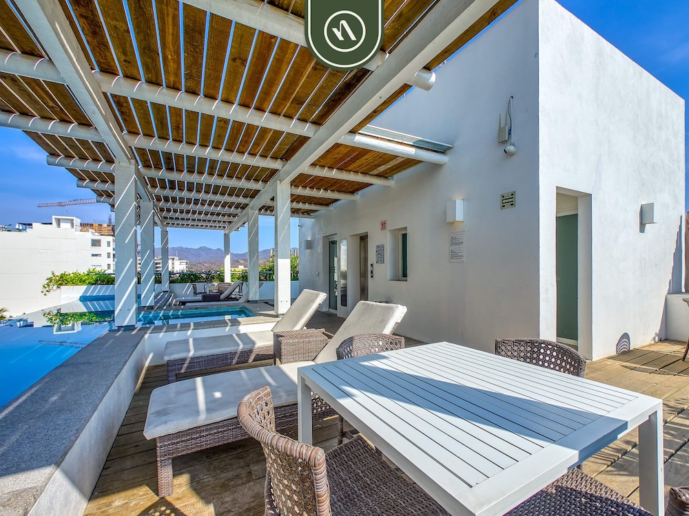 New 1 BR Condo - Oceanview Pool - 2 min to Beach