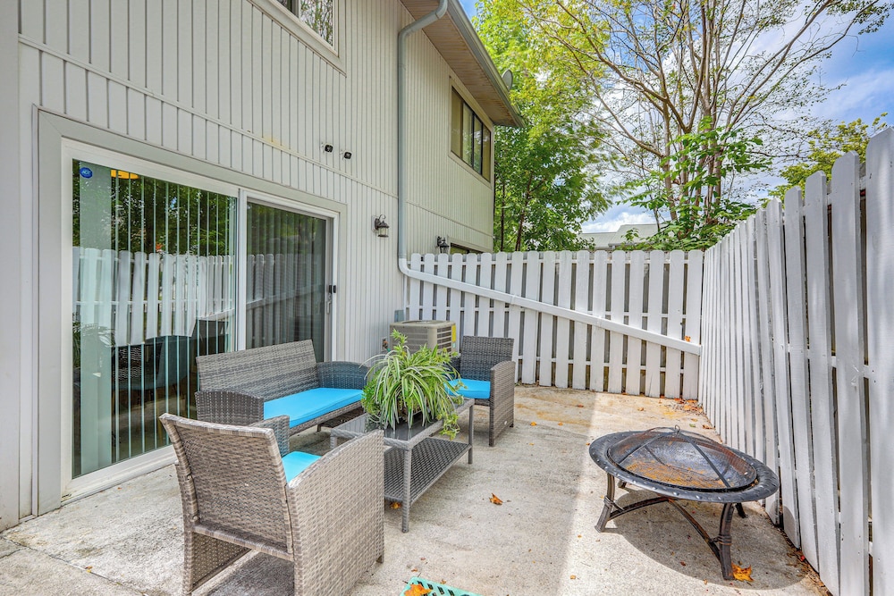 Steps to Park: Dog-friendly Condo in Conyers!