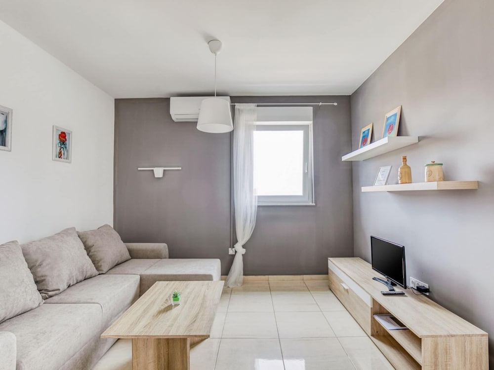 Lovely Apartment in Novalja near Sea Beach