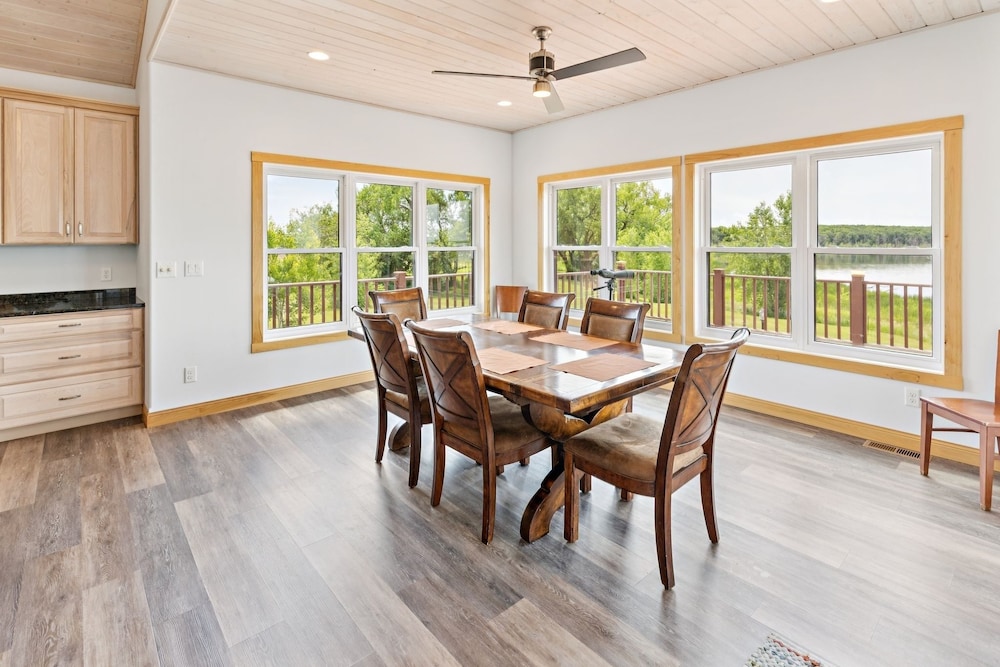 Lakeside 4br Retreat Private, Peaceful & Scenic 4 Bedroom Villa