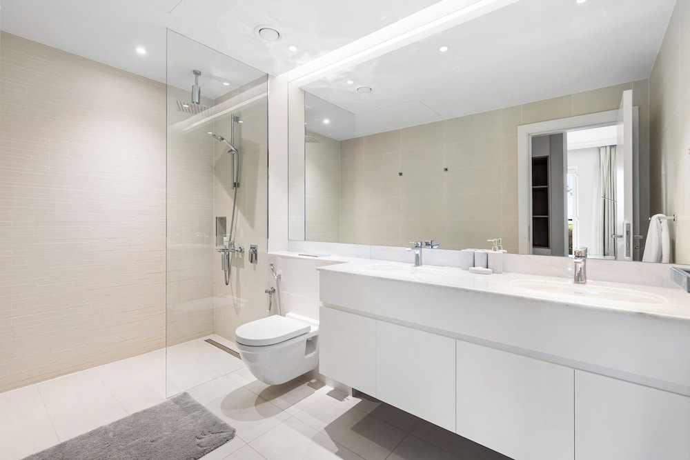 Stylish 2BR with Beach Access