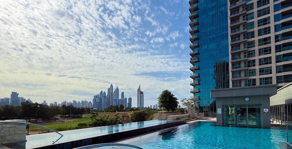 LUX The Modern Golf Skyline Suite