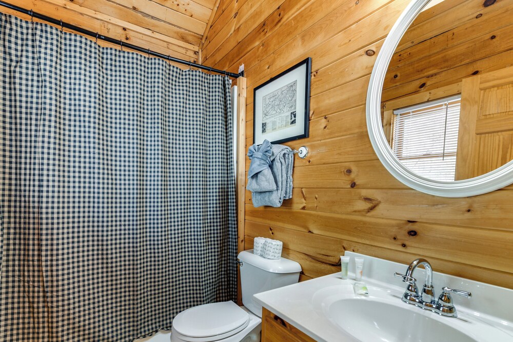 Smoky Mtn Escape w/ Hot Tub: 4 Mi to Gatlinburg!