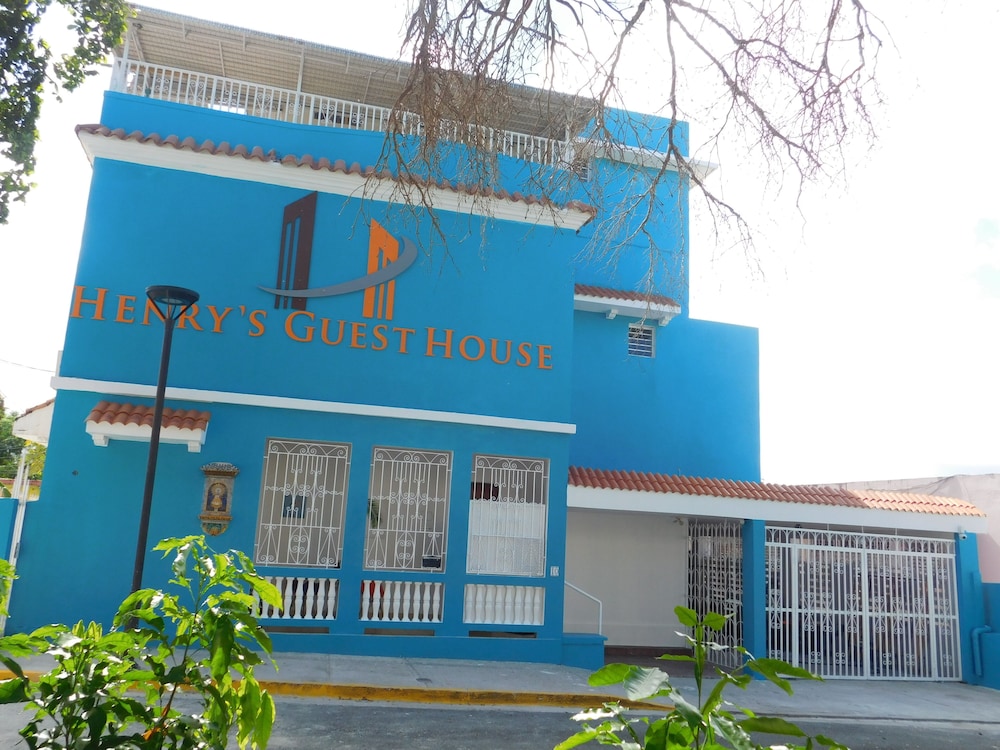 Henry's GuestHouse - Hostel