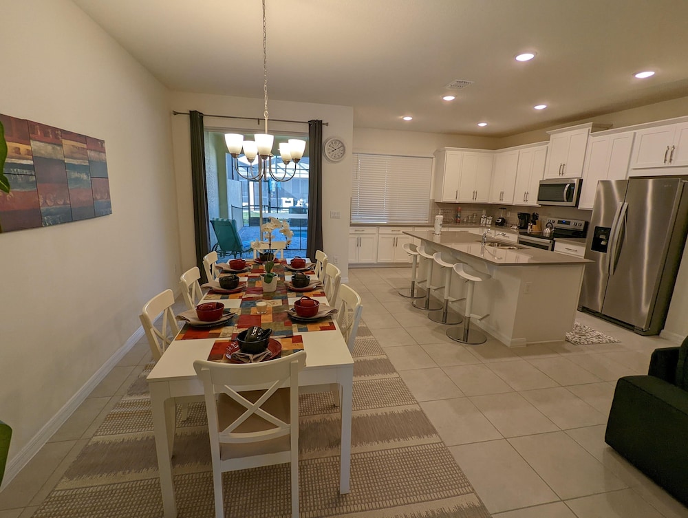 2194 FMP - Solara - Luxury 4 Bed Private Pool view 4