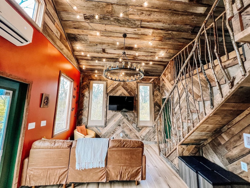 Treehouse Hot tub on 60 Acre Farm Near Downtown