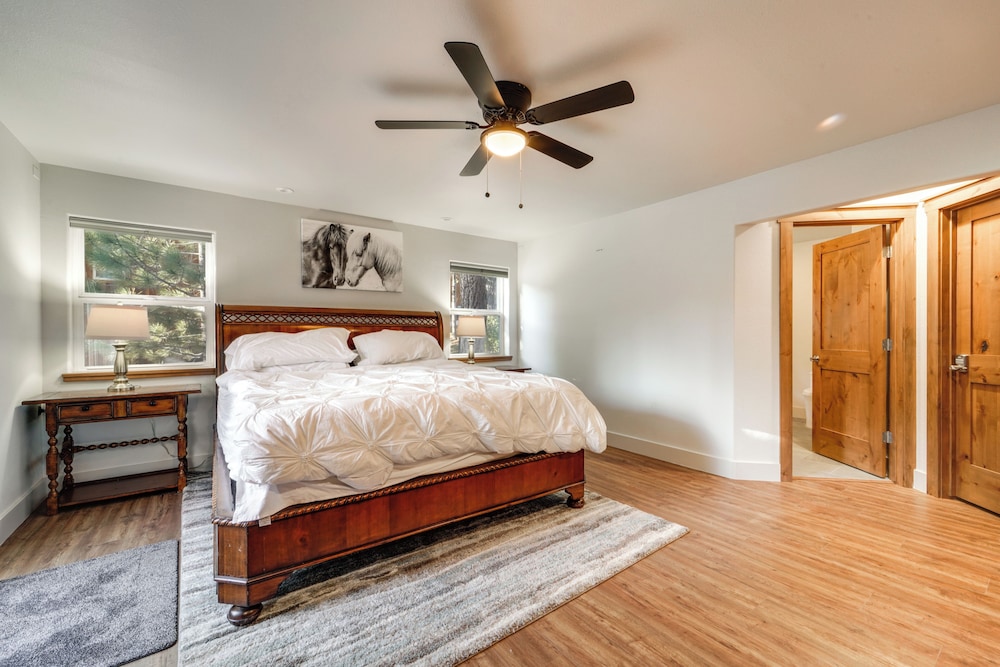 Near Downhill Ski Resort! Hot Tub Haven in Truckee