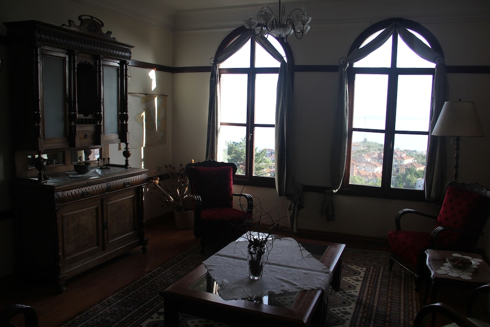 Altin Cesmeli Konak