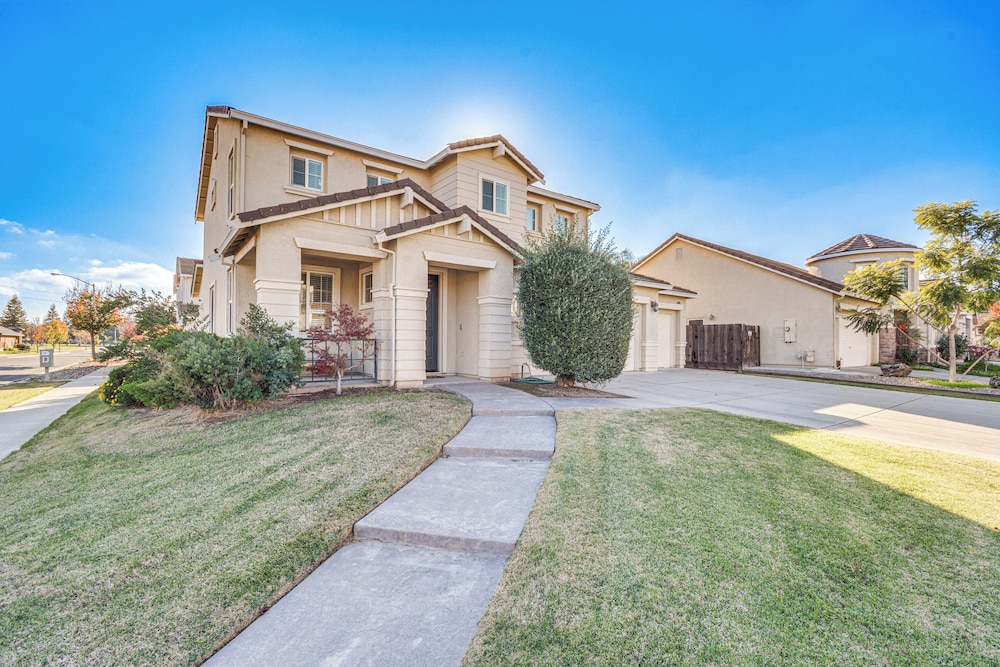 3 Mi to Downtown Merced: Family-friendly Home