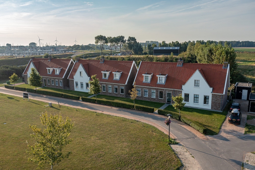 Villa in Colijnsplaat by the Lake