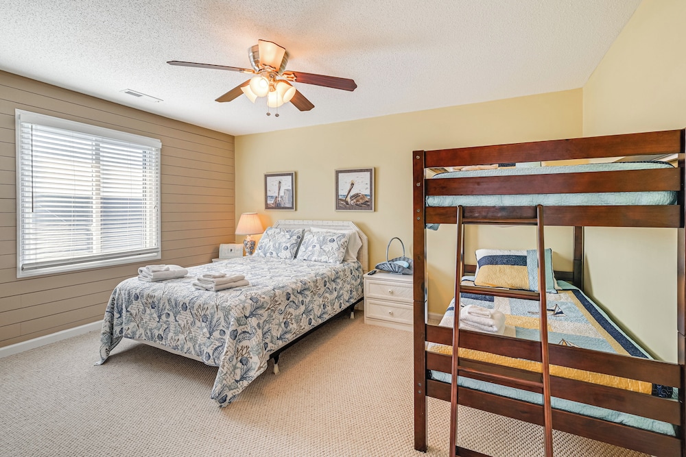 Oceanfront Condo w/ Pool Access in Surfside Beach!