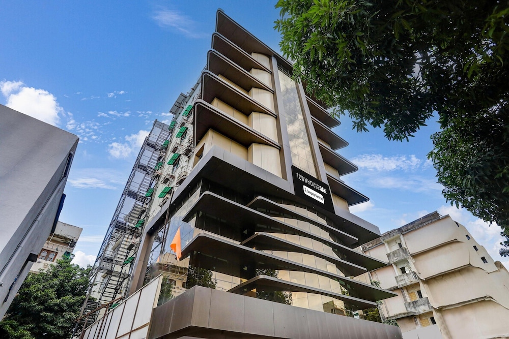 Blissful Stays at Ramdaspeth Downtown