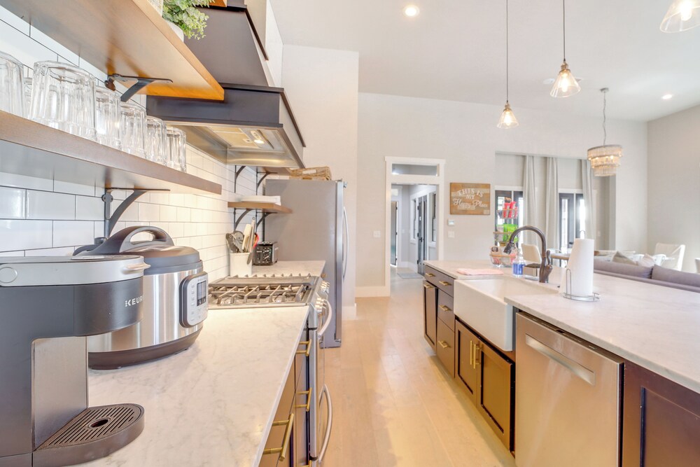 Walk to Lake: Home w/ Community Perks in Canadian!